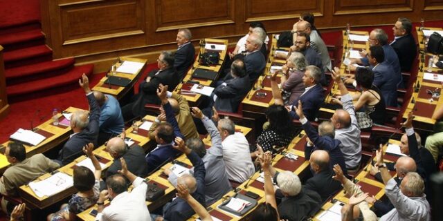 21 βουλευτές της Ν.Δ ερωτούν την κυβέρνηση για τη διαφθορά