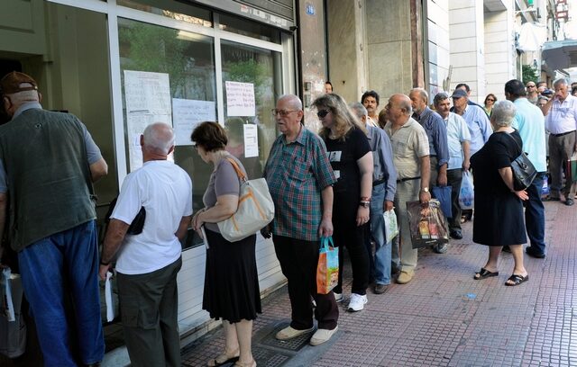 Στις ουρές οι συνταξιούχοι. Σήμερα η καταβολή των συντάξεων του ΙΚΑ