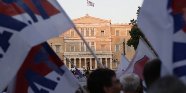 Συγκεντρώσεις και πορείες διαμαρτυρίας στο Σύνταγμα λίγες ώρες πριν την ψήφιση των νέων μέτρων