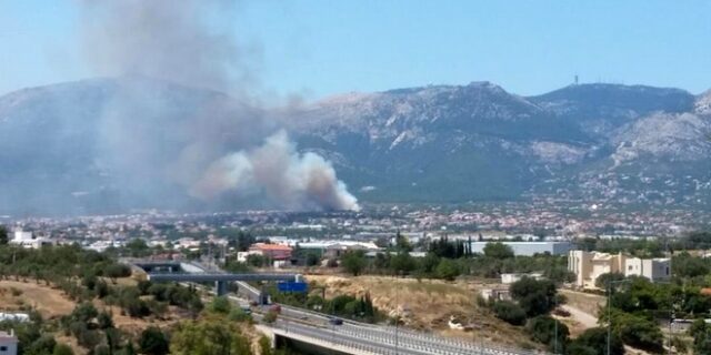 Σε ύφεση η φωτιά στους πρόποδες της Πάρνηθας