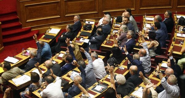 Με 230 ΝΑΙ υπερψηφίστηκε το δεύτερο πακέτο προαπαιτουμένων