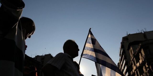 Το δημοψήφισμα έρχεται, η οικονομία ασφυκτιά. Θολό τοπίο την επόμενη μέρα