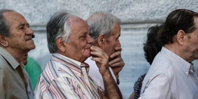 Πότε καταβάλλονται οι συντάξεις του Αυγούστου