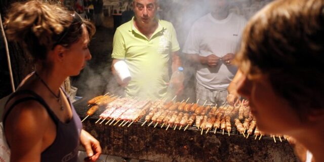 Συνεχίζεται το αλαλούμ με τον ΦΠΑ – Αναλυτική εγκύκλιος Σαββαΐδου για τα… σουβλάκια και το ψωμί
