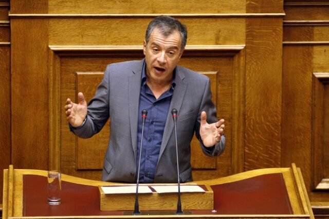 Στ. Θεοδωράκης: Ως πότε θα ανέχεστε την Πρόεδρο της Βουλής;