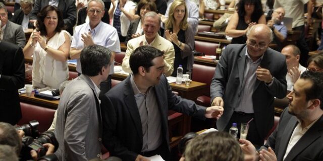 Εικόνες από την ΚΟ του ΣΥΡΙΖΑ για το μνημόνιο. Όσα δεν μπορούν να ειπωθούν με λόγια.