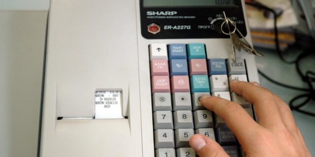 Νέα κρούσματα αδήλωτων φορολογικών ταμειακών μηχανών σε Σαντορίνη και Μύκονο