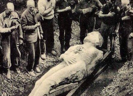 Μηχανή του Χρόνου: Ο γίγαντας του Κάρντιφ. Η απίστευτη φάρσα ενός άθεου σε έναν ιερέα