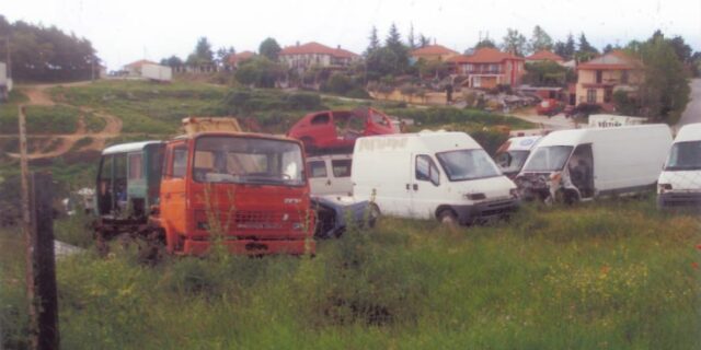 “Νεκροταφείο” αυτοκινήτων σε οικισμό του Λαγκαδά