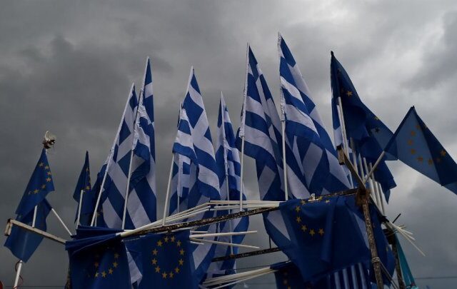 Στην μέγγενη της Τρόικα εργασιακά και κατώτατος μισθός