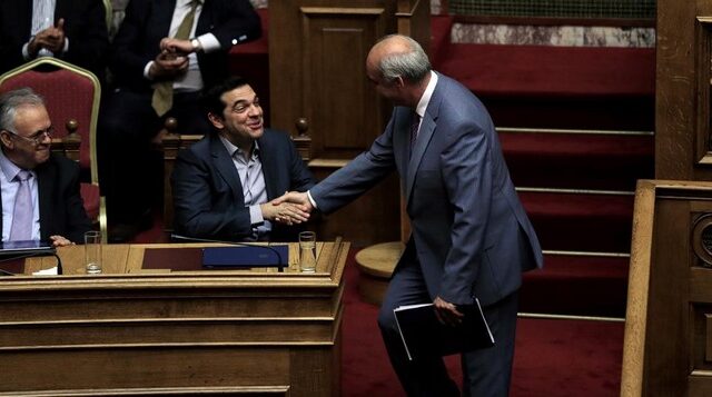 Η χειραψία και τα χαμόγελα Τσίπρα-Μεϊμαράκη