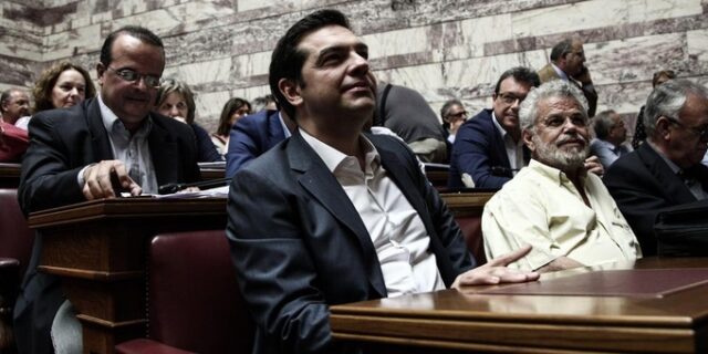 Τσίπρας στους βουλευτές του: Πείτε μου ποια εναλλακτική υπάρχει και δεν την σκέφτηκα