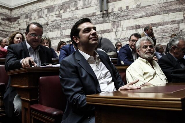 Τσίπρας στους βουλευτές του: Πείτε μου ποια εναλλακτική υπάρχει και δεν την σκέφτηκα