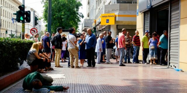 Τα ΑΤΜ της απόγνωσης. Συνωστισμός για τα επιπλέον 120 ευρώ σε συνταξιούχους και ανέργους