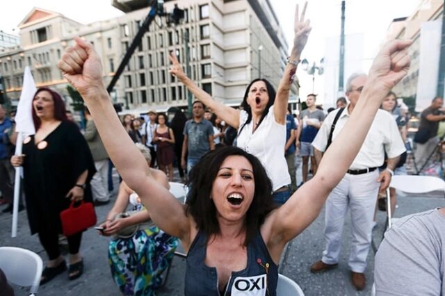 Το ΟΧΙ νίκησε. Πανηγυρισμοί στο κέντρο της Αθήνας