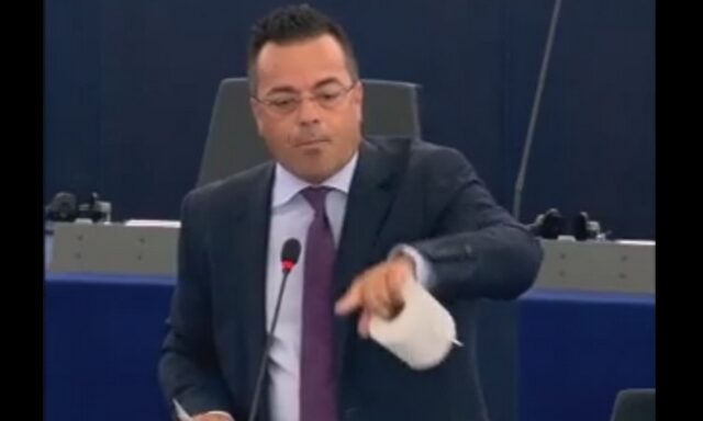 Ευρωβουλευτής κατά Γιούνκερ με ‘όπλα’ ένα χαρτί υγείας και λίγα ευρώ. ‘Να ζητήσετε συγγνώμη από την Ελλάδα’