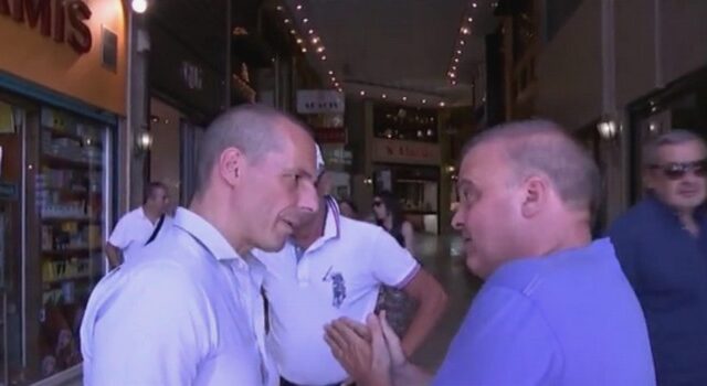 Έμπορος σε Βαρουφάκη on camera: Μας γονατίσατε