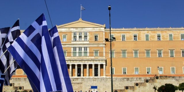 Πως τα πέντε άρθρα έγιναν δύο: Το παρασκήνιο στο τρίγωνο Μαξίμου- ΑΝΕΛ- ΝΔ