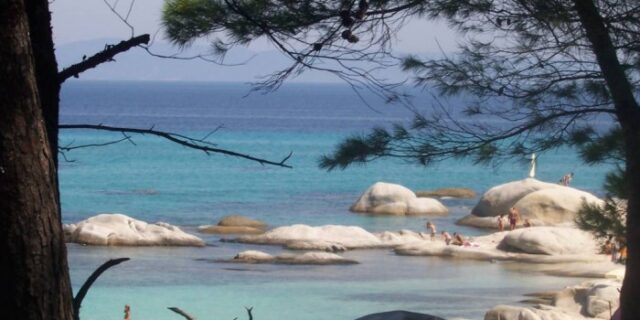 Μηχανή του Χρόνου: Η εξωτική παραλία της Χαλκιδικής με τα εντυπωσιακά λευκά βράχια και τα γαλαζοπράσινα νερά