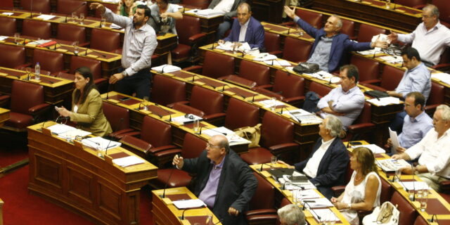 Ψηφίστηκε με 222 ΝΑΙ το τρίτο μνημόνιο. 64 τα ΟΧΙ και 11 ΠΑΡΩΝ