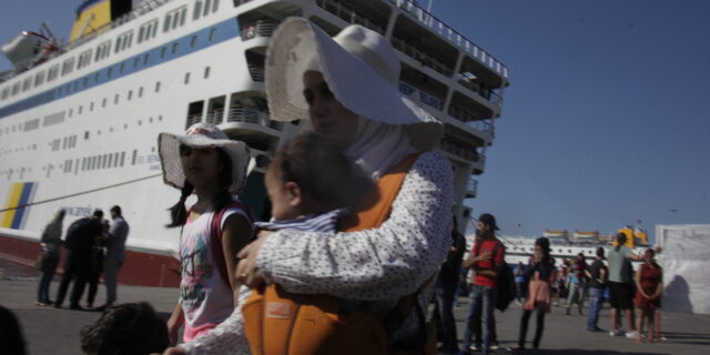 Περισσότεροι από 5.600 πρόσφυγες αποβιβάστηκαν στο λιμάνι του Πειραιά
