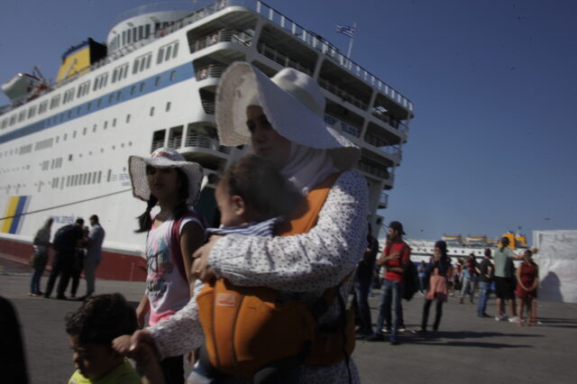 Περισσότεροι από 5.600 πρόσφυγες αποβιβάστηκαν στο λιμάνι του Πειραιά