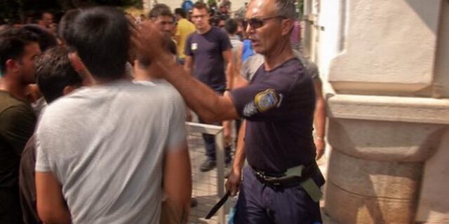 Βίντεο: Αστυνομικός κρατώντας μαχαίρι, χαστουκίζει μετανάστη στην Κω