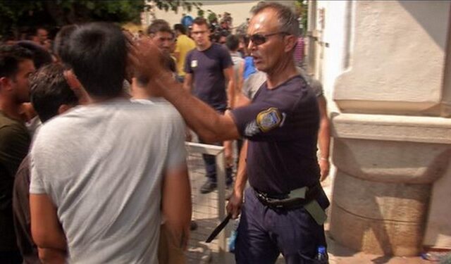Βίντεο: Αστυνομικός κρατώντας μαχαίρι, χαστουκίζει μετανάστη στην Κω