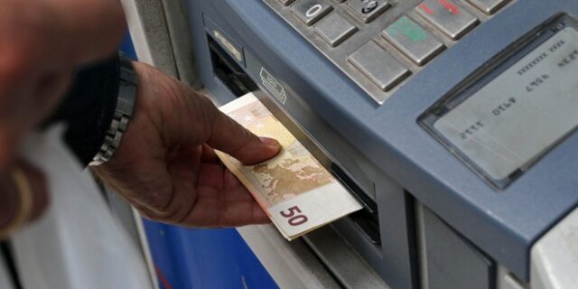 Τουλάχιστον έξι κατόχους πιστωτικών καρτών ξεπαράδιασε απατεώνας στους Αμπελόκηπους