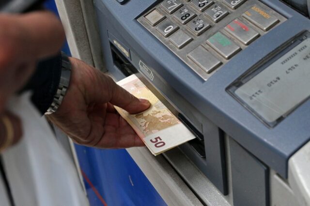 Τουλάχιστον έξι κατόχους πιστωτικών καρτών ξεπαράδιασε απατεώνας στους Αμπελόκηπους
