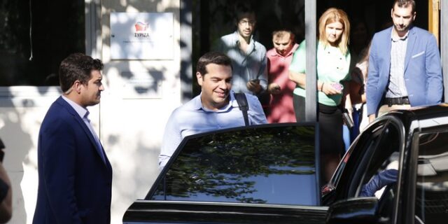 Γράφουν και σβήνουν ονόματα στην Κουμουνδούρου