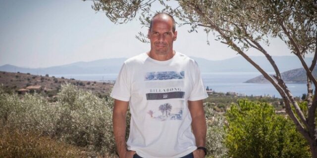 Βαρουφάκης: Προδώσαμε τη μεγάλη πλειοψηφία του ελληνικού λαού