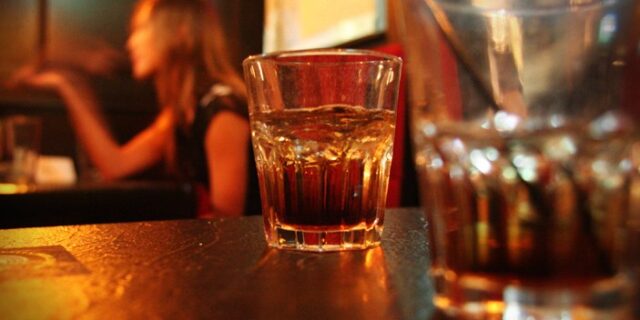 Έφοδοι της Οικονομικής Αστυνομίας σε μπαρ της Αθήνας και των Νοτίων Προαστίων