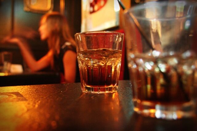 Έφοδοι της Οικονομικής Αστυνομίας σε μπαρ της Αθήνας και των Νοτίων Προαστίων