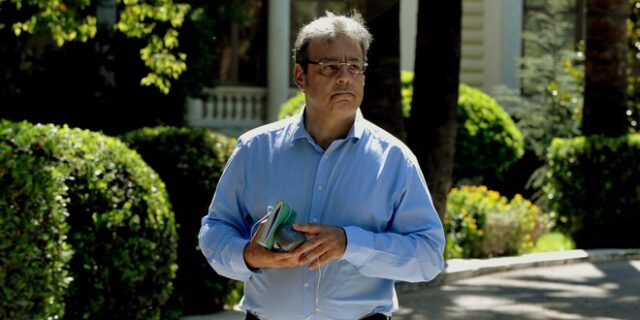Βερναρδάκης: Απαραίτητη η μείωση αποδοχών και προνομίων του πολιτικού προσωπικού