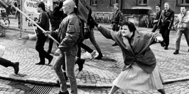 Μία εικόνα 1000 λέξεις: Η γυναίκα που χτυπάει νεοναζί