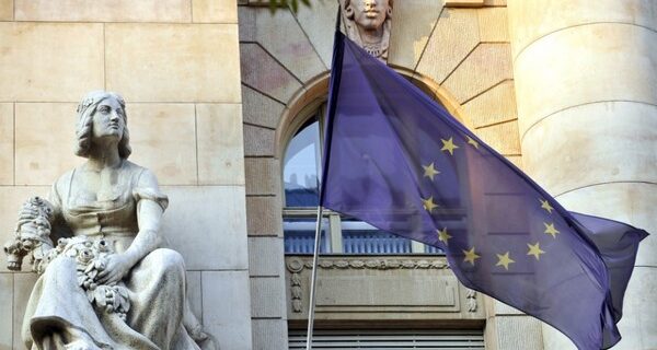 Bloomberg: Yπέρ της ελάφρυνσης του ελληνικού χρέους το 92% των οικονομολόγων