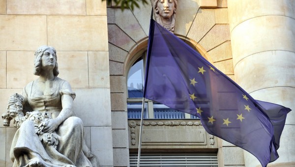 Bloomberg: Yπέρ της ελάφρυνσης του ελληνικού χρέους το 92% των οικονομολόγων