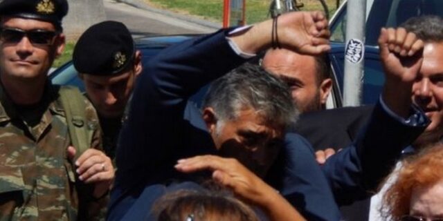 Οργή λαού κατά την άφιξη Καμμένου στην Κω. Τον υποδέχθηκαν με αυγά και μπουκάλια!