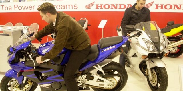 Ανακαλούνται σκούτερ και μοτοσυκλέτες HONDA και αυτοκίνητα Yaris, Hilux και Renault Clio