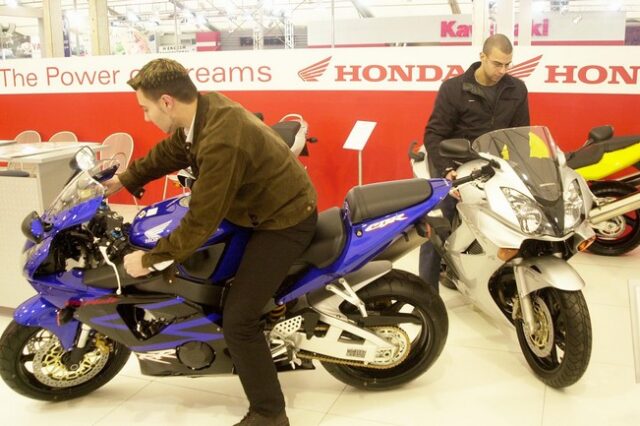 Ανακαλούνται σκούτερ και μοτοσυκλέτες HONDA και αυτοκίνητα Yaris, Hilux και Renault Clio