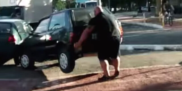 Απίθανο βίντεο. Δείτε πως ο ποδηλάτης απομακρύνει Ι.Χ. που ήταν στο δρόμο του