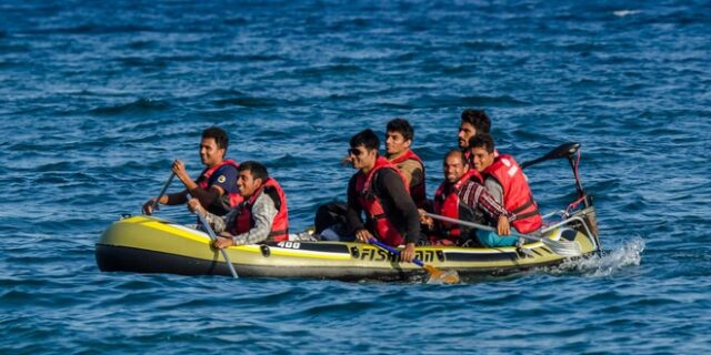 Προφυλακίστηκαν οι διακινητές των 235 μεταναστών που εντοπίστηκαν σε πλοιάριο νότια της Κρήτης