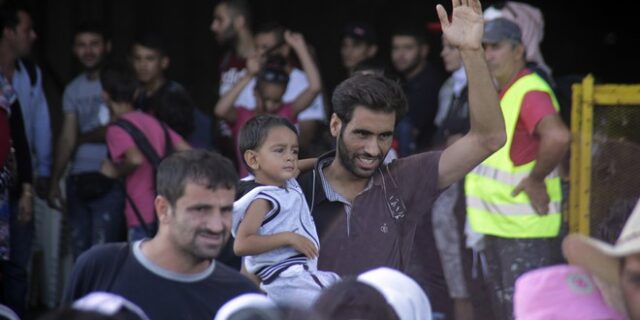 Στον Πειραιά ακόμα 2.500 Σύροι πρόσφυγες από τη Λέσβο