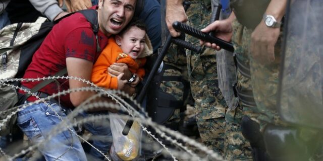 Προεκλογική κόντρα ΣΥΡΙΖΑ-ΝΔ με φόντο τους πρόσφυγες που στοιβάζονται στα σύνορα με την ΠΓΔΜ