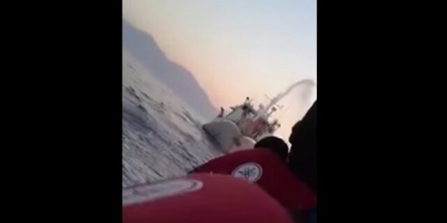 Το ανθρώπινο δράμα σε ένα βίντεο-ντοκουμέντο: Απωθούν βάρκα γεμάτη πρόσφυγες με κανόνι νερού στο Αιγαίο