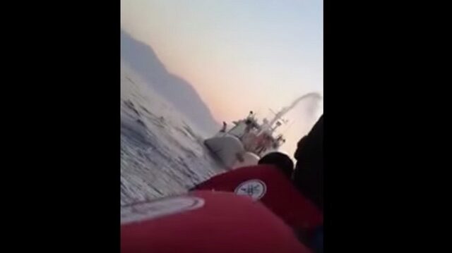 Το ανθρώπινο δράμα σε ένα βίντεο-ντοκουμέντο: Απωθούν βάρκα γεμάτη πρόσφυγες με κανόνι νερού στο Αιγαίο