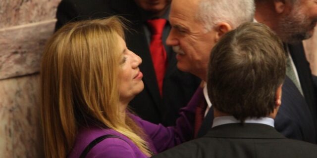 Η Γεννηματά ζητά από τον Παπανδρέου να διαλύσει το ΚΙΔΗΣΟ για να συνεργαστούν