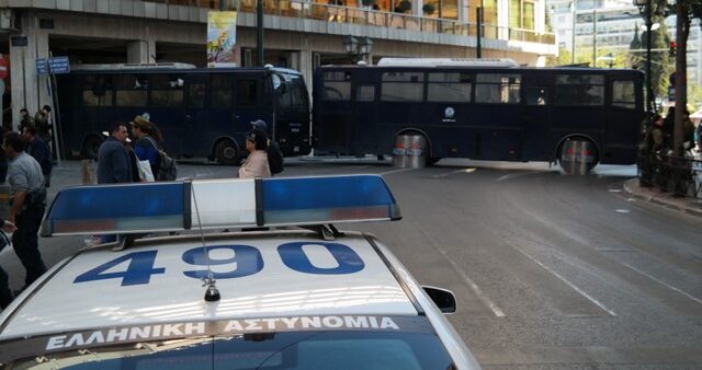 Προσήχθησαν απολυμένοι εργαζόμενοι της ΝΕΛ γιατί ήθελαν να δουν τον Πρωθυπουργό