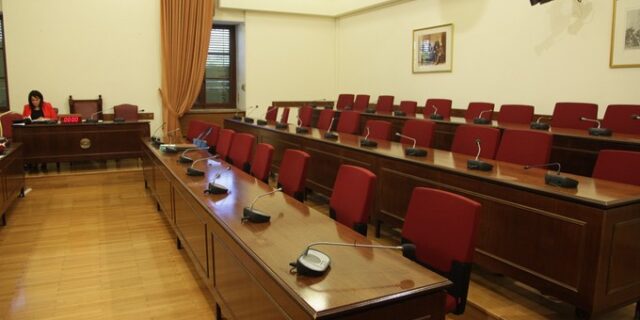 Μόνο δύο μέλη στην επιτροπή της Βουλής. Νέα συνεδρίαση συγκάλεσε για την Τρίτη η Ζ. Κωνσταντοπούλου
